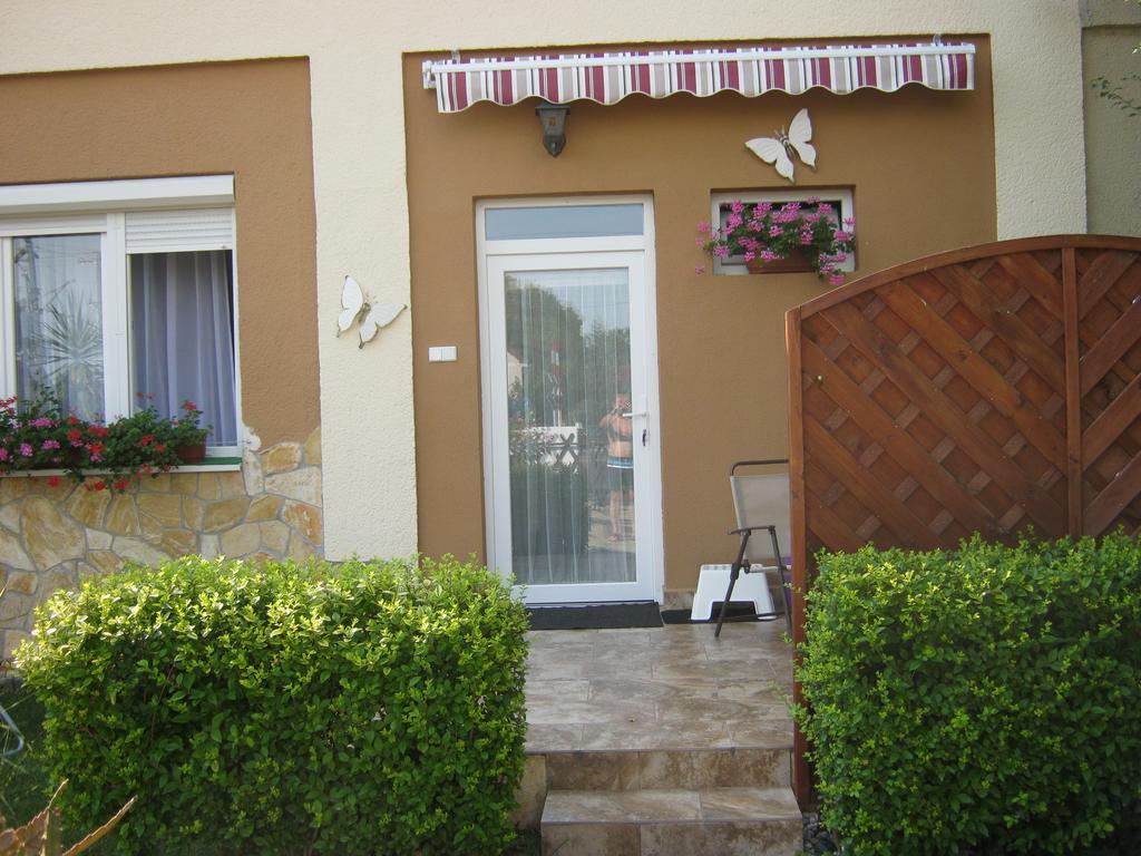 Kitti Apartman Balatonboglár الغرفة الصورة