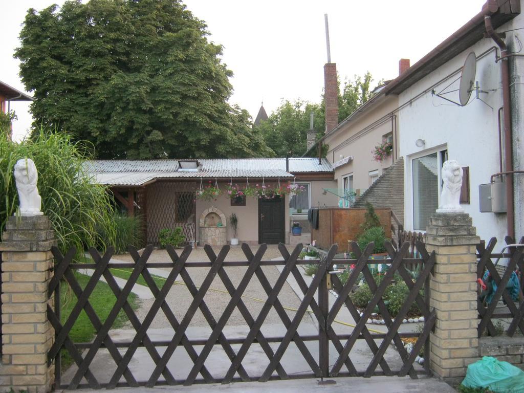 Kitti Apartman Balatonboglár الغرفة الصورة